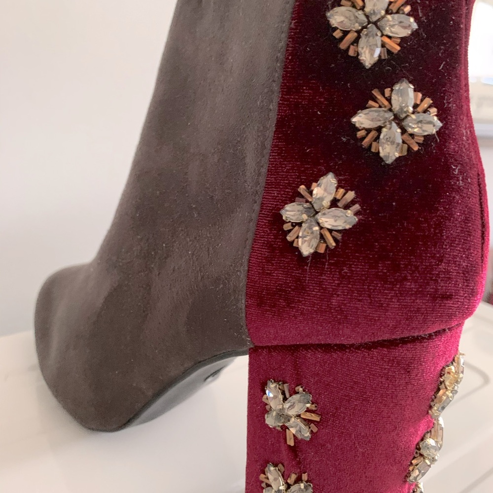 NWT gemstone embellished booties. Sz.9 - Picture 3 of 8